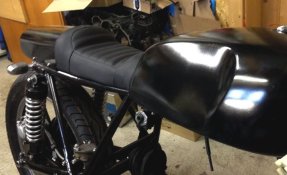Yamaha XS 850 3 cylindres Café Racer : création et couture de la selle